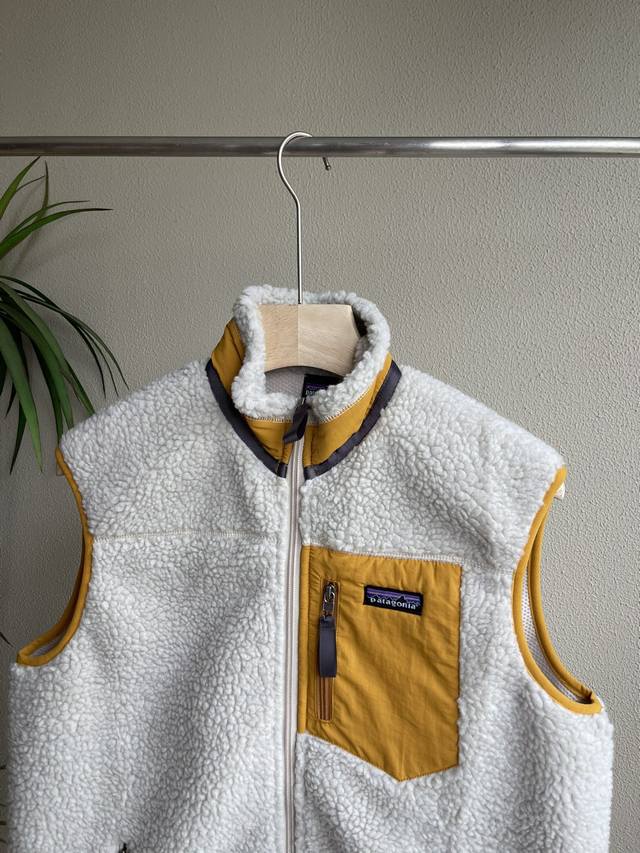 细节实拍 Patagonia 巴塔哥尼亚｜羊羔绒马甲。山系机能户外抓绒羊羔绒男士保暖立领开衫拉链马甲外套 - 巴塔的毛猴说第二，绝对没有谁说是第一！一件可以代替