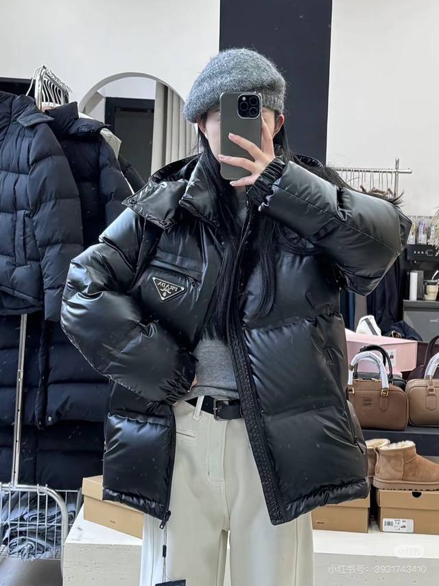 新款上新 模特图 顶级版本 原版压胶高端版 普拉达Prada 24Fw压胶三角铁牌压胶情侣冬季保暖羽绒服外套 黑色 卡其色 帽子可拆卸 男女同款 最大可穿240