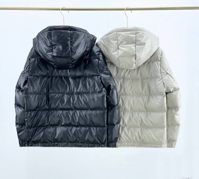 新款上新 实拍图 顶级版本 原版压胶高端版 普拉达Prada 24Fw压胶三角铁牌压胶情侣冬季保暖羽绒服外套 黑色 卡其色 帽子可拆卸 男女同款 最大可穿240