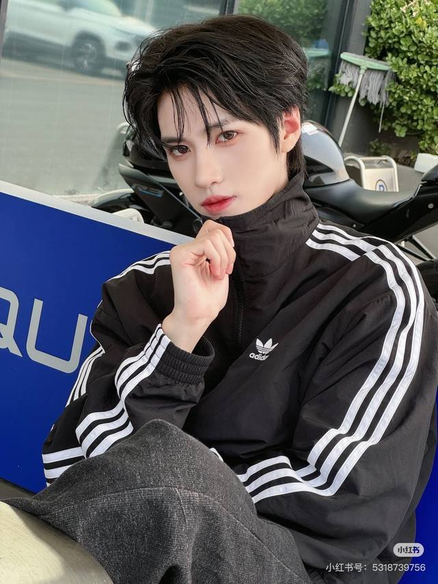 新款上新 Adidas三叶草立领外套 男女同款 三叶草系列果然让人不失望 这套感觉又是巴味十足 黑色帅气、灰色时尚味拿捏、蓝色青春活力 面料 官网原版购入！拆解