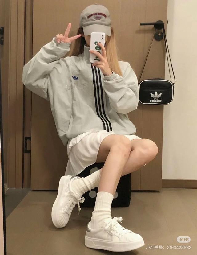 新款上新 Adidas 阿迪达斯三叶草2025 春秋男装立领夹克外套 原版直供原料的田径运动外套 拉上拉链，重现经典。这款Adi*田径运动外套 以摩登风格演绎经