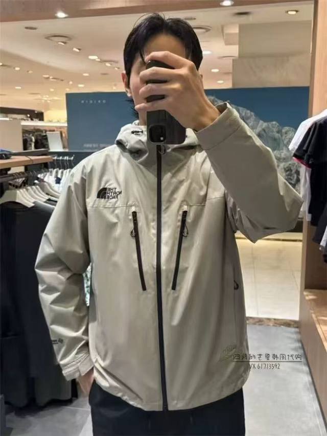 新款上新 Thenorthface北面防风户外压胶冲锋衣男女休闲外套春，秋季新款 青岛代工厂P出货 韩国单 Tnf北面男女夹克外套冲锋衣 经典的北面冲锋衣版型