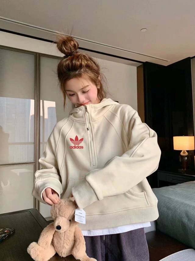 新款上新 Adidas阿迪三叶草半拉链套头卫衣外套 新款半拉链卫衣，潮人时尚休闲嘻哈百搭，男女同款适合情侣装，胸前三叶草刺绣Logo炒鸡好看 ！！ 三叶草的经典