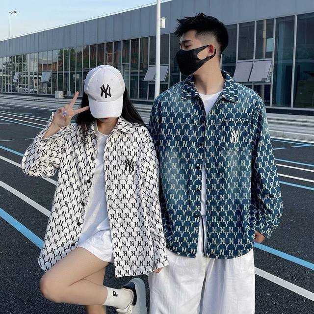 新款上新 模特图 品质出品 Mlb 最新款Ny满印水洗牛仔外套情侣夹克 22年Mlb最受小红书Ins潮人喜爱的百搭单品牛仔外套， 外套款非市场衬衫款，注意区分！