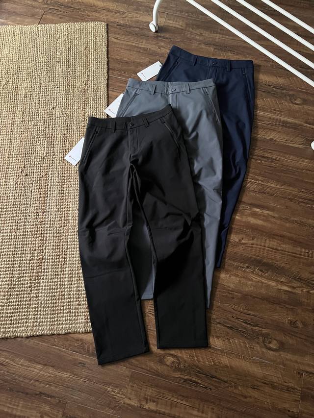 Lululemon露露乐檬男子户外立体裁剪薄绒软壳商务休闲裤，集防刮耐磨、防泼水、透气速干于一体，无论是通勤、出差还是户外运动，都能轻松应对。3D立体裁剪 弯刀