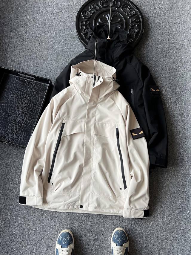 真两件套可独立三穿！ 人气爆款！Fendi 芬迪小怪兽专柜新品保暖摇粒绒加外套组合两件套三合一冲锋衣！恒隆在售万元级，款号： 0 芬迪家今年最新三防科技功能性面