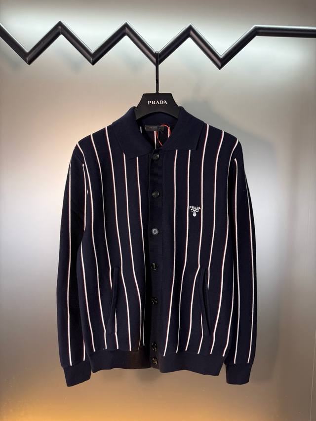 李现同款 对标专柜★过验版本★Prada 普拉达Ss25秋冬新款条纹刺绣长袖外套毛衣 定织典藏级羊棉复合奢料 柔软细腻 舒适贴肤 宝蓝为底 白色与红色条纹如灵动