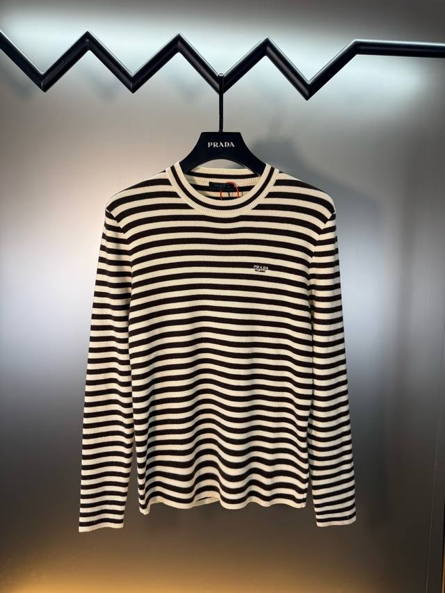 李现同款 对标专柜★过验版本★Prada 普拉达Ss25秋冬新款条纹刺绣修身款圆领毛衣 定织丝光羊毛混纺针织料 柔软细腻 舒适贴肤 奶油色的柔润与棕色的暖调在针