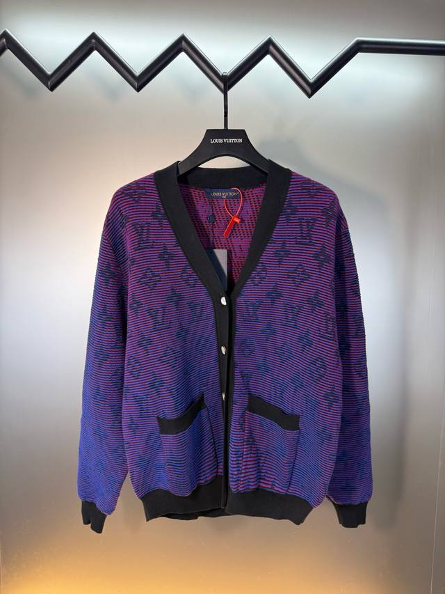 对标专柜★过验版本★Louis Vuitton路易威登Ss25新款渐变提花开衫 定染定织幻彩云絮棉绒料 色泽饱满 细腻柔软 将色彩哲学推向极致艺术 标志性Mon