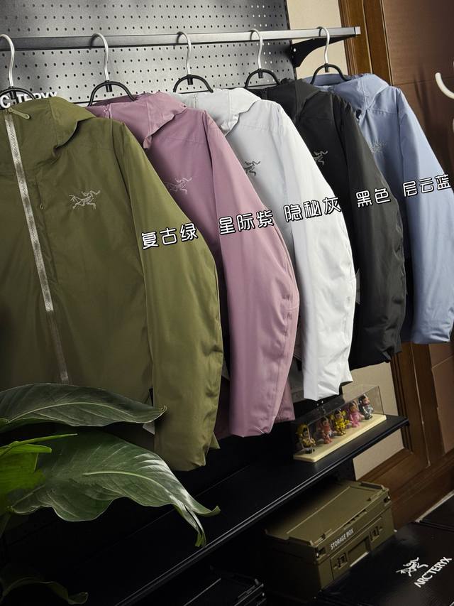 五色合集图 新款 Arcteryx始祖鸟索拉诺 Solano Down Hoody 连帽保暖羽绒服软壳外套男女款 顶级版本 欢迎二批拿样对比 面料+特点： 采用