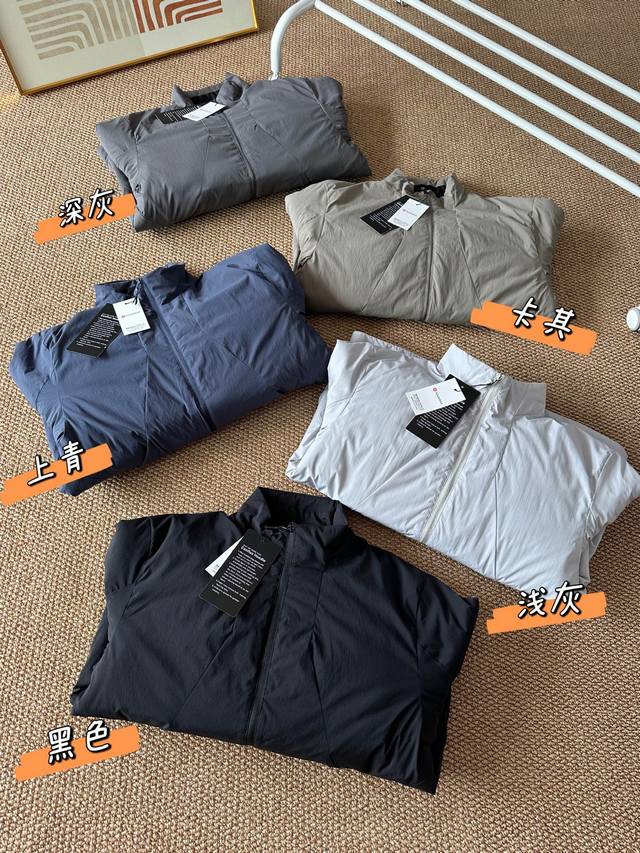 上新 款号1150 寒气来袭，露露男士立领棉服，保暖棉外套，防风防泼户外登山必备，户外与日常穿搭的“宝藏选手”！轻若无物，丝光棉材质，轻盈飘逸保暖，穿上身几乎没