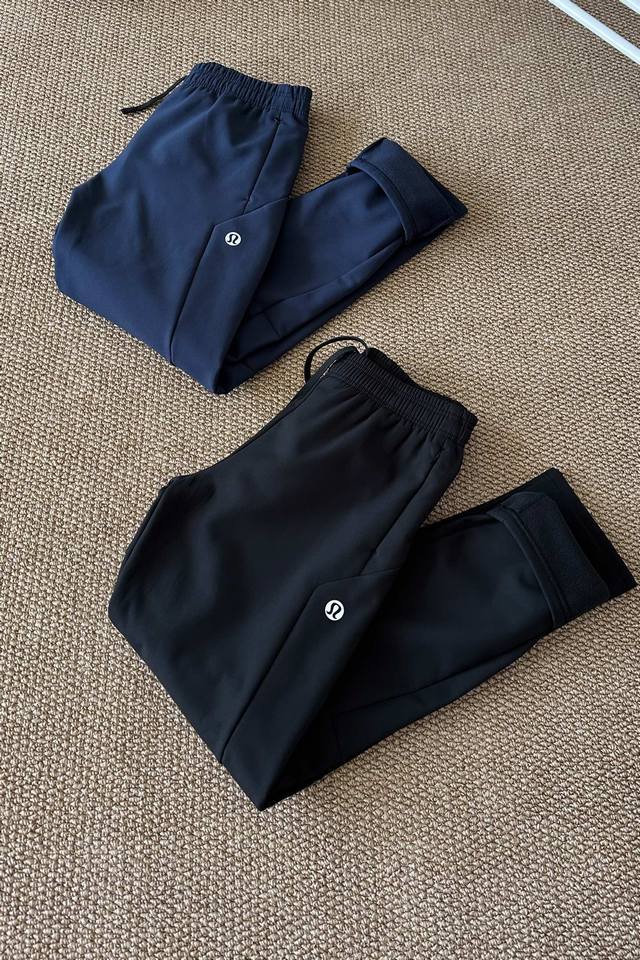 秋冬户外时尚户外不“冻”人 Lu加绒防水软壳冲锋裤休闲裤 藏青黑调，绒暖防水双Buff！采用三层复合防水面料，每一根纤维都经过防水涂层密织处理，如同给裤装披上一