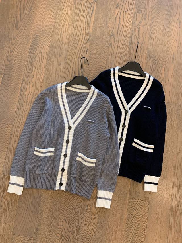 2025Miumiu秋季Look穿搭，这个粗针织拉链外套真的太有份量了，一件大大的包裹着温暖，宽松的版型藏肉显瘦，减龄时尚的学院风，搭配短款百褶裙秒变女大，轻松