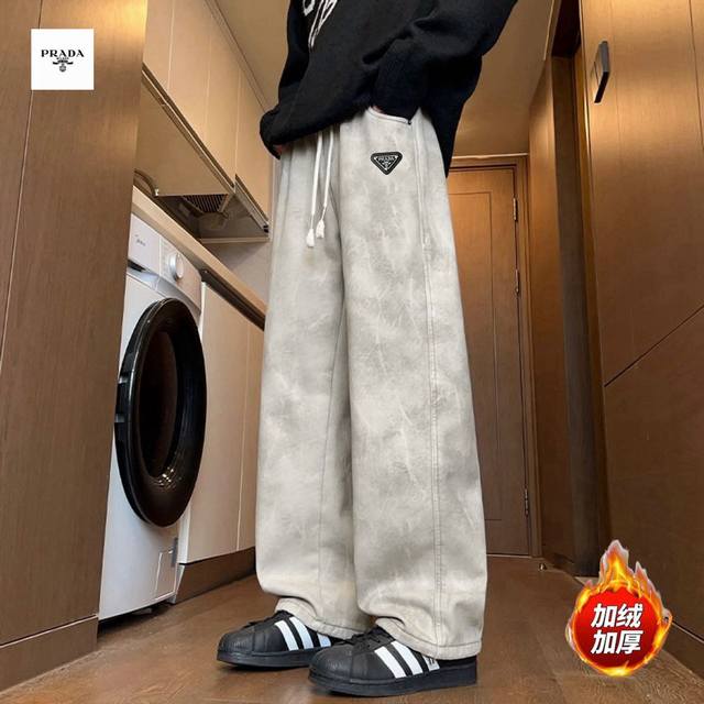 Yc上新发 Prada普拉达海外版25Ss新款两色高品质美式复古水洗机能风涂鸦工装加绒加厚阔腿裤 裤子版型宽松 细节完美 水洗工装全棉加绒加厚面料耐磨耐脏 立体