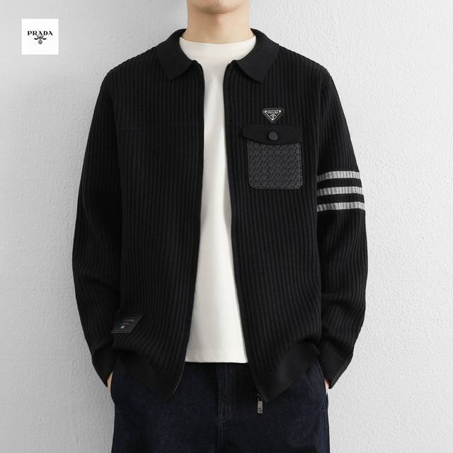 Yc上新发 Prada普拉达海外版25Ss新款三色高品质复古慵懒风宽松版情侣款开衫毛衣 采用针织面料 舒适透气 有质感 做工精细 走线规则 落肩袖宽松版 不挑身