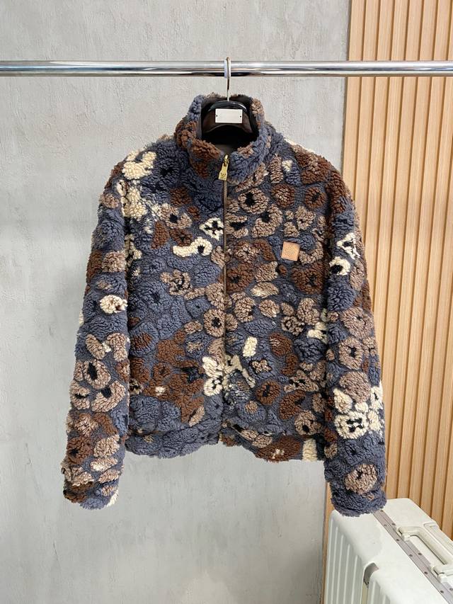 Louis Vuitton X Nigo Fw25 双面抓绒长袖夹克外套 男款 本款束腰夹克一面采用 3D 绒面呈现 Lv Leo 图案，其间融入 Monogr