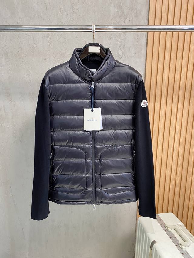 羽- M*Ncler 25Fw 秋冬新品 男士加衬羊毛拉链开衫 这款拉链开衫采用柔软羊毛制成，演绎日常优雅格调。 轻盈针织设计，正面填充温暖羽绒， 可在天气较温