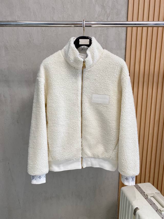 L*Uis Vuitton 当季新品 皮革贴饰绒面束腰夹克 本款绒面束腰夹克于寒冷时节围裹融融暖意。 袖口和内领标注撞色 Monogram 提花， 与胸前路易威
