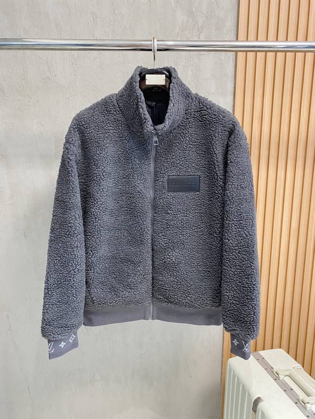 L*Uis Vuitton 当季新品 皮革贴饰绒面束腰夹克 本款绒面束腰夹克于寒冷时节围裹融融暖意。 袖口和内领标注撞色 Monogram 提花， 与胸前路易威