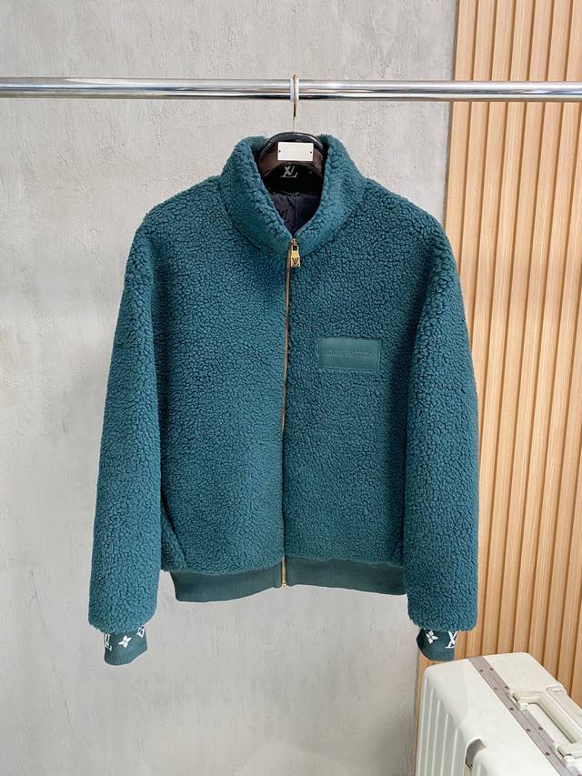 Uis Vuitton 当季新品 皮革贴饰绒面束腰夹克 本款绒面束腰夹克于寒冷时节围裹融融暖意。 袖口和内领标注撞色 Monogram 提花， 与胸前路易威登标