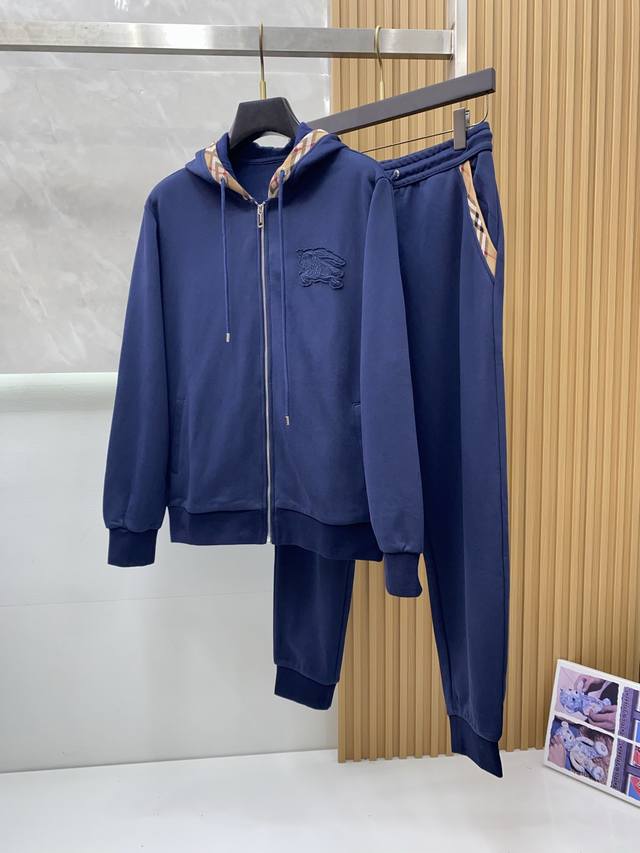 巴宝莉 衣服 裤子 新品套装2025秋冬新品连帽拉链外套与束脚长裤默契相承，金属质感墙面与暖光交织，勾勒出低调却不容忽视的高级气场。胸前精致刺绣徽标悄然诉说品牌