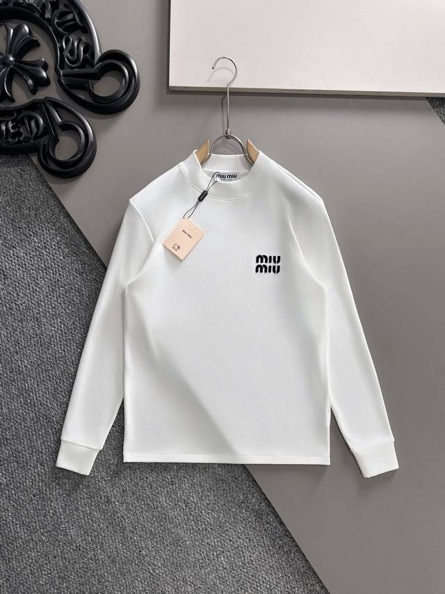 Mumu 2025秋冬专柜新款 时尚休闲打底衫长袖T恤，精选进口高密度双面拉架棉面料，精致原版Logo打造，舒适性与透气性兼优，柔软抗皱弹性和垂性极佳，无论是单