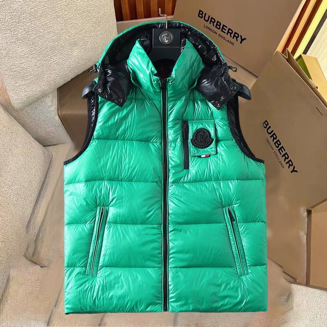 蒙口 2025秋冬羽绒马甲上新！秋冬最新款 官网同步款 专柜在售 代工厂P原单货直销 全球订单流出物，客供进口原版面料。防水面料，原厂五金配件 非常柔软 舒适