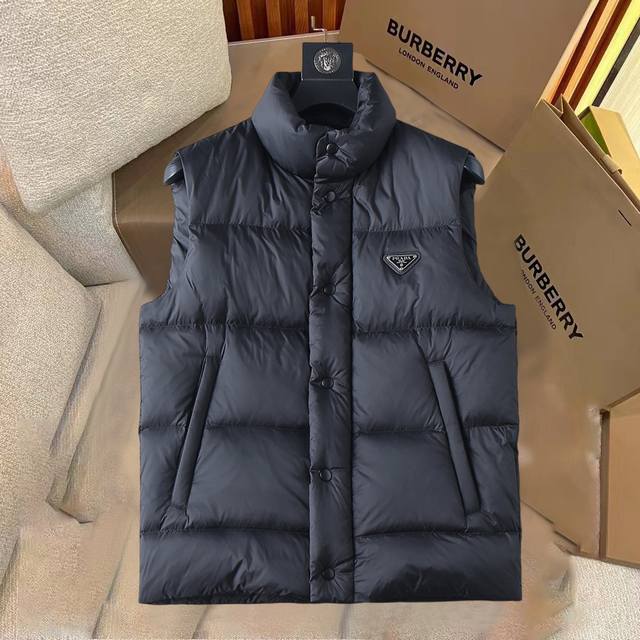 普拉达 2025秋冬羽绒马甲上新！秋冬最新款 官网同步款 专柜在售 代工厂P原单货直销 全球订单流出物，客供进口原版面料。防水面料，原厂五金配件 非常柔软 舒适