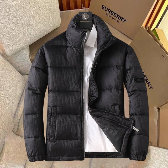 迪奥 2025秋冬新款羽绒服。这款号称羽绒服届最贵的，全部90绒的。带着经典的Logo组合搭配，第一眼看到就是满满的视觉冲击，保暖性能更出色，轻便不厚重，且压缩