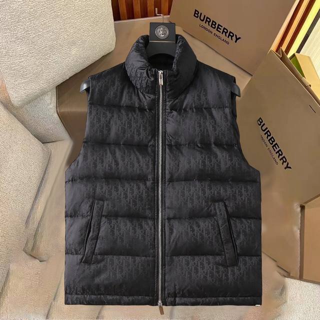 蒙口 2025秋冬羽绒马甲上新！秋冬最新款 官网同步款 专柜在售 代工厂P原单货直销 全球订单流出物，客供进口原版面料。防水面料，原厂五金配件 非常柔软 舒适