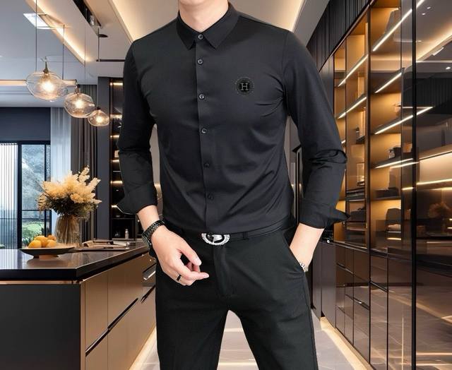 H*Rmes 爱马仕2025新款男士原单休闲长袖衬衫 官网同步发售 简洁时尚百搭 高端品质无缝切割包边 胸前印胶烫钻Logo图案设计 定制进口锦氨天丝棉面料 弹