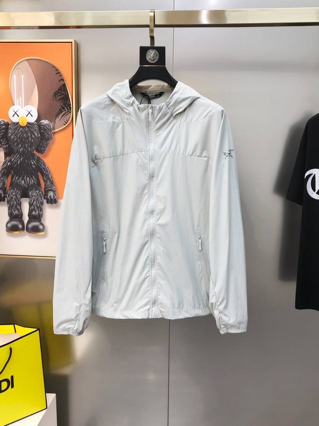 始祖鸟2025春夏新款原单男士薄款连帽风衣外套 防晒衣 官网同步售卖 爆款 高版本 简洁时尚百搭 袖上印胶Logo图案设计 采用原版进口100%聚酯纤维记忆面料