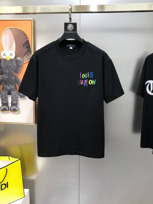 Lv 路易威登2025春夏新款原单男士圆领短袖T恤 专柜同步售卖 爆款高端品质 高版本 印胶印花字母Logo图案设计 定制进口100%纯棉面料 手感柔软细腻 穿