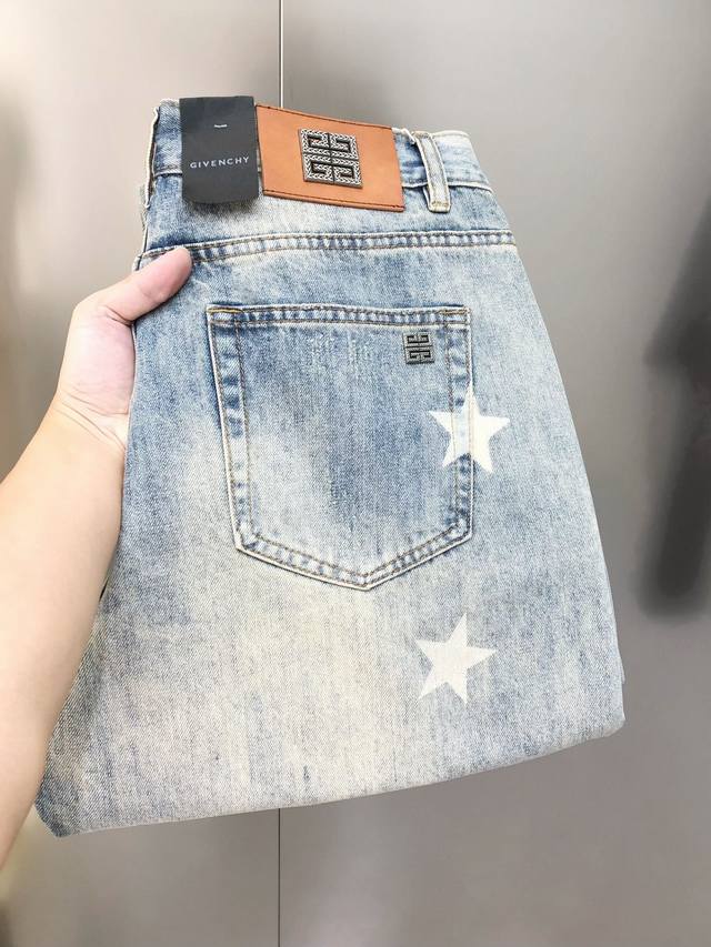 G*Venchy 纪梵希2025春夏新款男士宽松直筒牛仔裤 官网同步 爆款高端定制 原单狠货 简洁时尚直喷印花Logo后裤袋铁标设计 定制进口丹宁水洗牛仔纯棉面