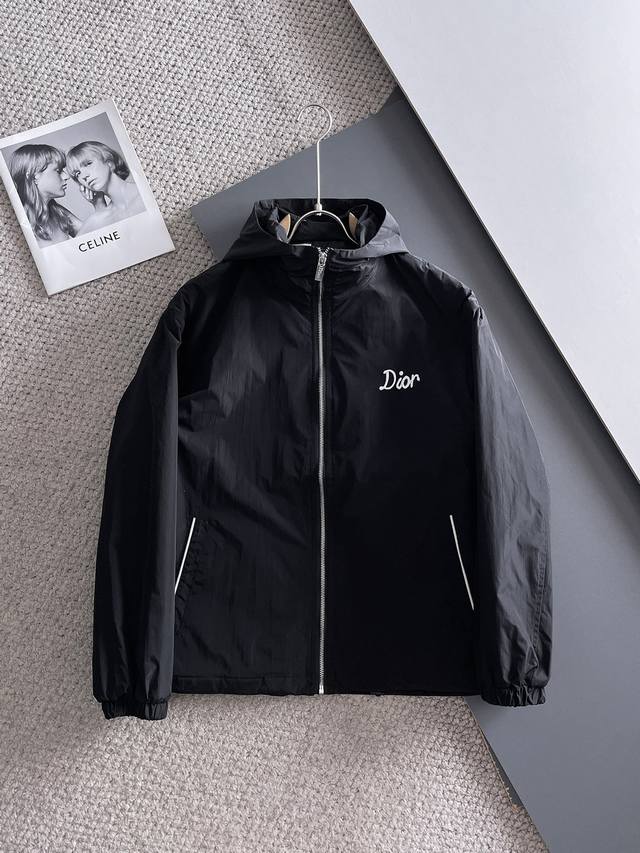 迪奥 2025秋季新款夹克薄棉外套，秀场新品品相非常完美，舒适保暖，三标齐全色泽饱满诱人，非常出彩的设计，轻松将时髦感进阶，做工极为考究严谨，走线工整细致！大牌