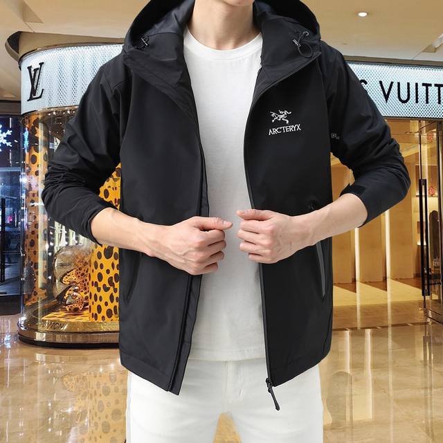 始祖鸟 2025开春新款夹克外套，秀场新品品相非常完美，双面穿舒适保暖，三标齐全色泽饱满诱人，非常出彩的设计，轻松将时髦感进阶，做工极为考究严谨，走线工整细致！