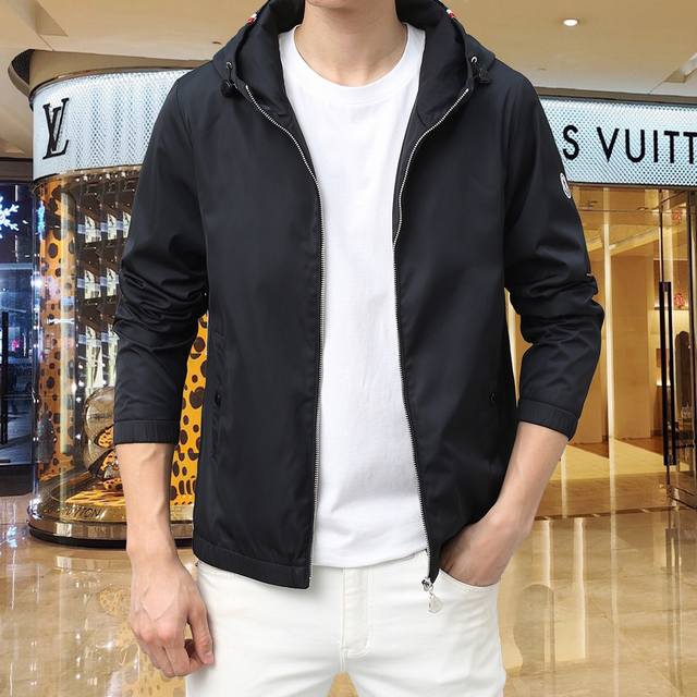 蒙口 2025开春新款夹克外套，秀场新品品相非常完美，双面穿舒适保暖，三标齐全色泽饱满诱人，非常出彩的设计，轻松将时髦感进阶，做工极为考究严谨，走线工整细致！大