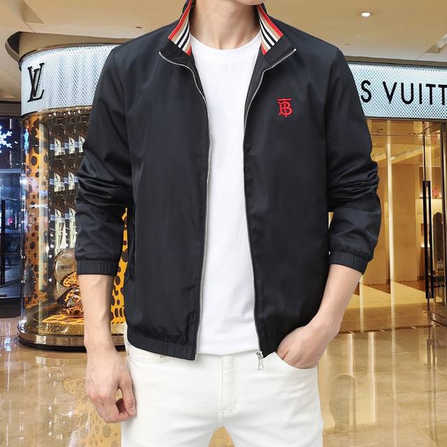 巴宝莉 2025开春新款夹克外套，秀场新品品相非常完美，双面穿舒适保暖，三标齐全色泽饱满诱人，非常出彩的设计，轻松将时髦感进阶，做工极为考究严谨，走线工整细致！