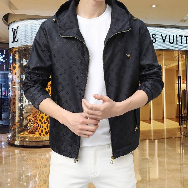 Lv 2025开春新款夹克外套，秀场新品品相非常完美，双面穿舒适保暖，三标齐全色泽饱满诱人，非常出彩的设计，轻松将时髦感进阶，做工极为考究严谨，走线工整细致！大