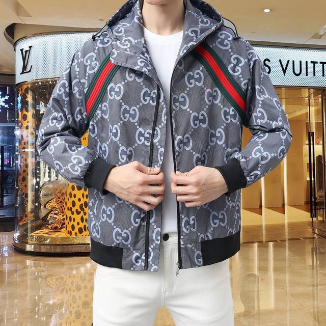 古奇 2025开春新款夹克外套，秀场新品品相非常完美，双面穿舒适保暖，三标齐全色泽饱满诱人，非常出彩的设计，轻松将时髦感进阶，做工极为考究严谨，走线工整细致！大