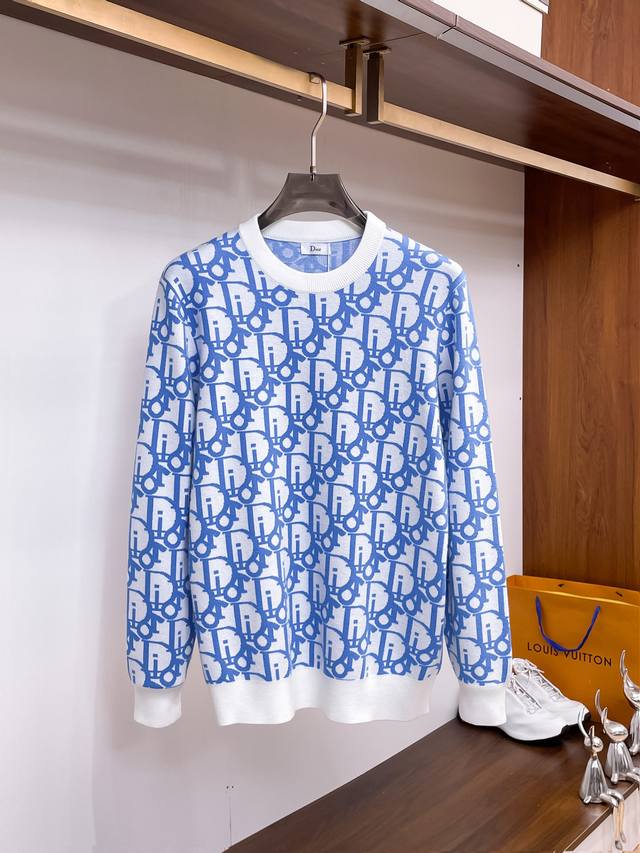 Dior迪奥 秋冬 高级定制 都市风十足 经典简约大气圆领打底针织毛衣。 采用进口羊毛混纺面料 柔软细腻 男人的衣柜都少不了基础打底 随时随地都可以拿来搭配各种