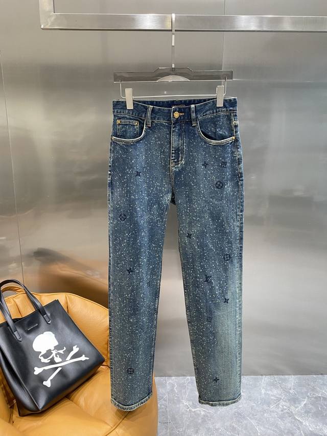 驴家 2025最新品牛仔裤 专柜热销款 品味与价值共享 身穿着非常舒适 低调不失奢华 穿出去非常有档次,裤型款式和裁剪亦无需多言 上身精致跃然.真正一等一顶级质