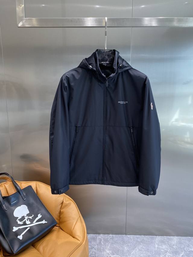 蒙家 2025最新品，专柜同步有售，时尚休闲连帽夹克外套，进口原版面料，做工极为复杂，唯一可以做代购级别的渠道狠货，顶级印胶工艺字母图案Logo，原版五金辅料装