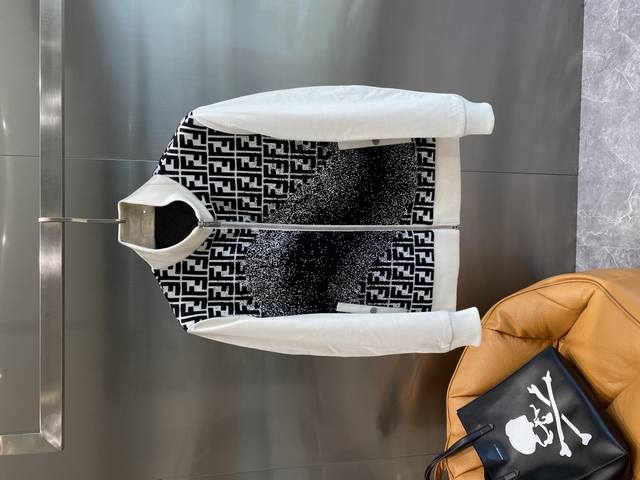 芬家 2025原单男士绵羊皮 皮衣外套，重工品牌Logo工艺！重磅纯正血统，客供五金配饰 作为基础的商务休闲款，品质可想而知，简约大气的款型，工艺品质及剪裁设计