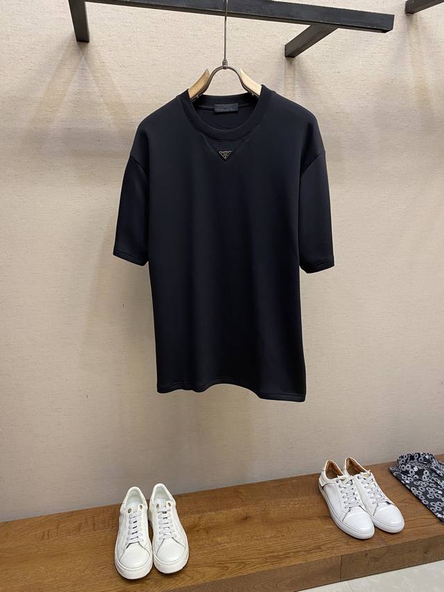 Prada、新款短袖Yyds 日常出门闭眼搭 定制纯棉弹力棉面料短袖T恤 魅力在于创造了简约奢华感的时尚,随意搭配感受英式风格独特气质. 宽松的版型展现出休闲随