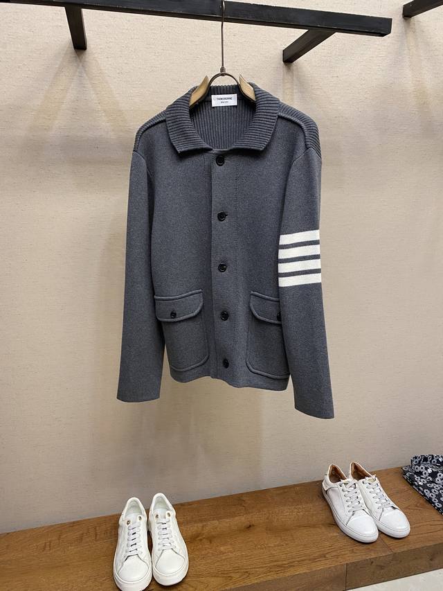 Thome Brown Tb 今年最新款加厚外套 ，Polo翻领夹克外套 经典四条杠+前翻盖大口袋斜后螺纹设计 12针加厚双面四平理纹 ，不易起球不容易变形 版