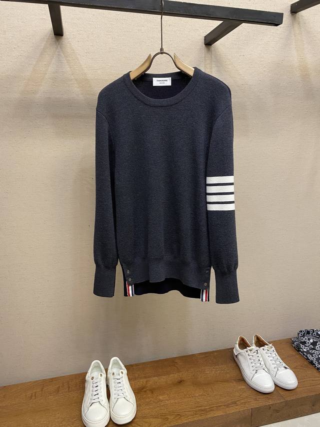 这个Tb 2014开版今年才出货 只为呈现最好！ 前幅后幅两种不同的组织和不同粗细的纱线 合成一件衣服 厚款，相当于一个外套的厚度了 百分百全羊毛打造 上身超好