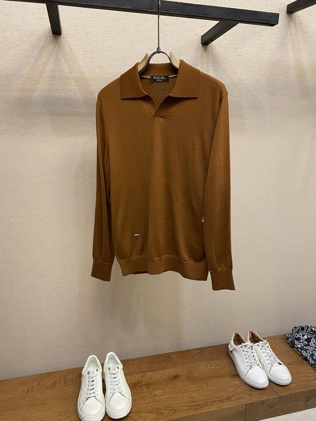 Lp，2025秋冬新款 Lp剪刀领长袖Polo衫 采用16.5微米 超细丝光羊毛 奢侈品御用纱线贴身亲肤舒适 100%羊毛 定制纱线专属铭牌 深海黑贝壳材质 高