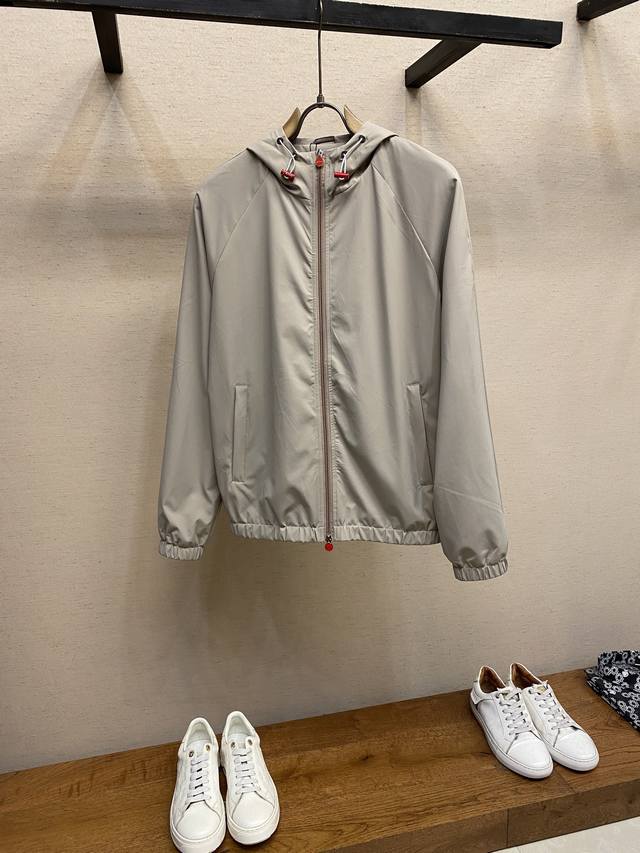 Kiton，2025新款男士休闲定制夹克外套。穿上简约干练的休闲外套，瞬间重回时髦霸气，又是活力满满的状态。史前最流行的拉链设计，面料全部需要定制，奢华感十足。