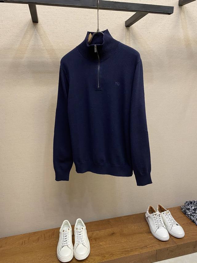 Bbr，刺绣半拉链高领针织衫 面料选择： 以羊绒为主体主导面料的手感、保暖性和轻盈感，同时提供无与伦比的穿着体验。少量聚酰胺和莱卡的喂入增强整体的耐用性和抗起球